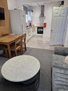 Modern Double Room in Shared House - Perfect for Work Stays