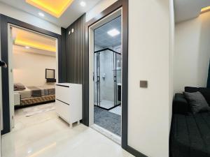 No3 Air Conditioning Smart TV Comfortable Bed Luxury