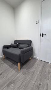Modern 2 Bed Flat Newly Refurbished With Free Parking