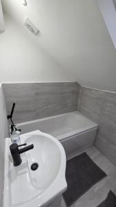 Modern 2 Bed Flat Newly Refurbished With Free Parking