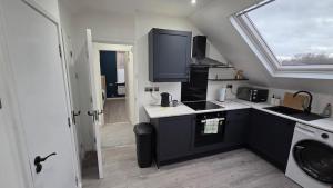 Modern 2 Bed Flat Newly Refurbished With Free Parking