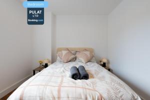 3BR Flat By Pulat Short Lets & Serviced Accommodation London With Pool Table, SmartTV & AC