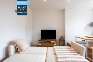 3BR Flat By Pulat Short Lets & Serviced Accommodation London With Pool Table, SmartTV & AC