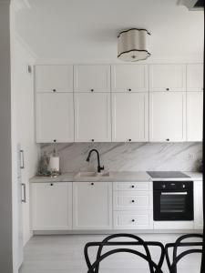 Biało czarny apartament z ogródkiem i parkingiem