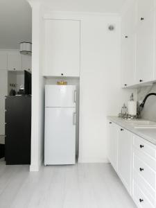 Biało czarny apartament z ogródkiem i parkingiem