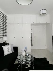 Biało czarny apartament z ogródkiem i parkingiem