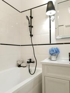 Biało czarny apartament z ogródkiem i parkingiem