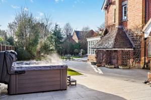 Luxury Detached House in Large Private Grounds, with Outdoor Jacuzzi and Sauna