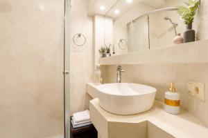 24 Mezhygirska str 24, Apartments in historical parts, Podil