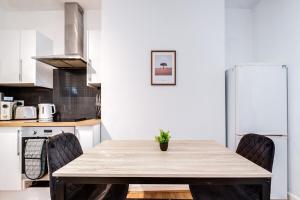 Spacious 4 Bedroom House with PacMan,Darts, Netflix by Vista Stays Short Lets Manchester