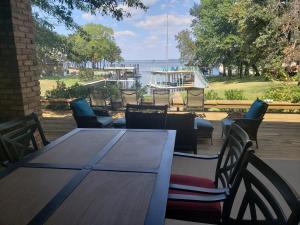 Fully furnished lakefront Retreat