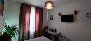 Room with private bathroom and balcony nearby the Mercado Central, center and beach