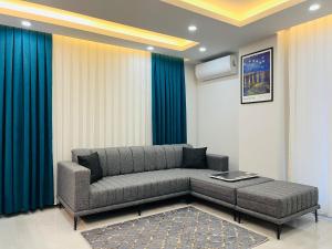 8 High-Speed Internet Smart TV Air Conditioned