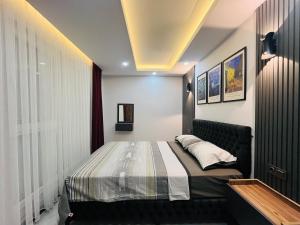 8 High-Speed Internet Smart TV Air Conditioned