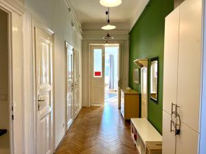 Monument Heritage Apartment-Classic Budapest Home