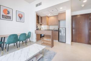 Free housekeeping visits during your stay - StayShort - Extravagant 1BR in Jebel Ali with Pool Amenity