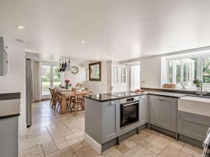 4 Bed in Winfrith Newburgh 86025