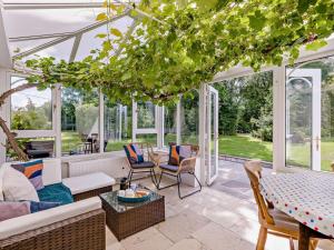 4 Bed in Winfrith Newburgh 86025