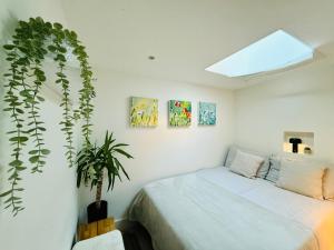 Stunning, architecturally designed Garden Studio with Parking