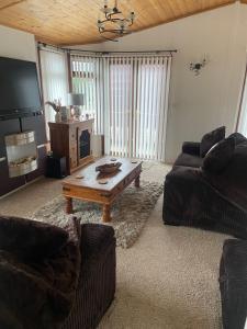 Kingfisher Cosy Lakeside Lodge