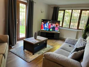 2-Bed House - Sleeps 6 - Garden Parking Wifi