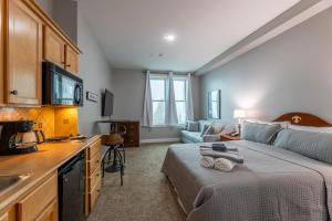 Snowshoe Village Ski-in - Ski-out Condo w Hot Tub