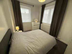 Spacious 2 Bedroom Apartment, Steps from Bermondsey Station and Tower Bridge