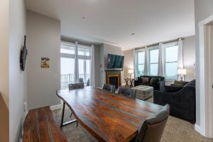 Snowshoe Village Ski-in - Ski-out Condo w Hot Tub