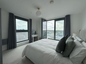 VII - Winerack, with stunning marina and river views