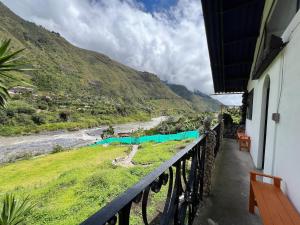 Wow Epic River-view Fam crib