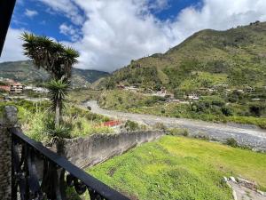 Wow Epic River-view Fam crib