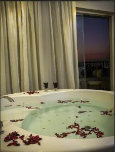 Three pyramids view & jacuzzi