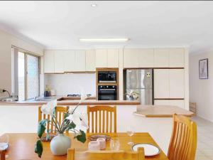 Pet friendly home near Adventure World Fiona Murdoch