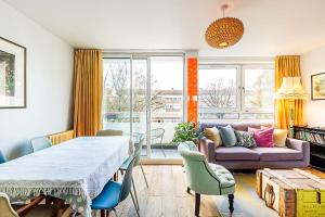 Bright & Bold Hackney Escape