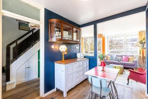 Bright & Bold Hackney Escape