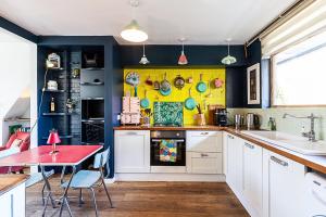 Bright & Bold Hackney Escape