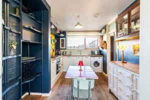 Bright & Bold Hackney Escape