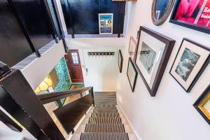 Bright & Bold Hackney Escape