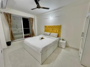 Chic 2 BHK with Balcony & Bold Yellow Lounge Powai