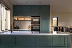 Northern Lights Above - Skylight Views From Bed