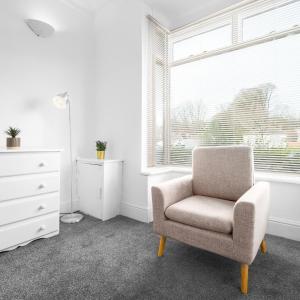 Stylish 2 Bed House - Harborne High Street - Street Parking - Fast Wi-Fi - Netflix 62WL