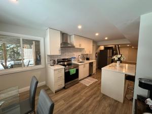 Luxurious 2 Bedroom 2 Bath Suite Near Fairview Mall & Airport, No pet allowed