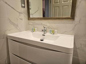 Ground Floor 1BDR Garden Flat South Croydon