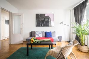 oompH Warsaw Central 3-bedroom Flat