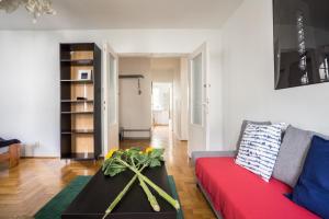 oompH Warsaw Central 3-bedroom Flat