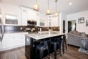 Broadway Breeze Escape Modern Nashville Comfort