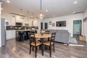 Broadway Breeze Escape Modern Nashville Comfort