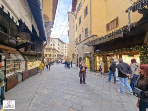 Florentine Apt Pontevecchio by Florence Sweet Homes