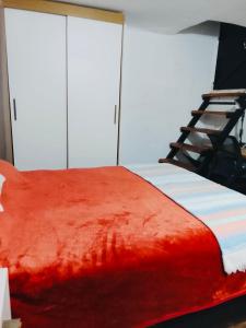 Bed in a room 2 blocks from Tres Cruces and PB