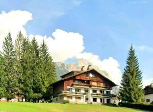 Luminoso e centralissimo attico, splendida vista panoramica sulle Dolomiti e sulle piste olimpiche
